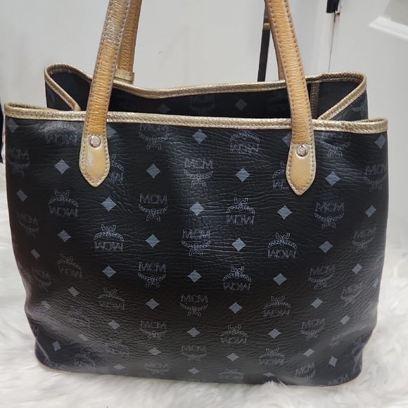 🔹️MCM 🔹️Black Princess Lion Tote Bag With Mcm Tassle Bag Charm - Picture 6 of 14